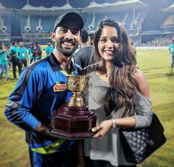 આઈપીએલ ઓક્શનમાં શાહરૂખખાનની માલિકીની કેકેઆર દ્વારા 2018ની સીઝન માટે ગૌતમ ગંભીરને પસંદ કરવામાં ન આવ્યા બાદ ટીમે ઊંચી કિંમતે કાર્તિકને ખરીદ્યો હતો. 