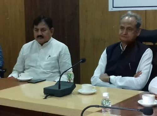 અમદાવાદ: ગુજરાત વિધાનસભાની ચૂંટણીમાં કોંગ્રેસ સારો દેખાવ કર્યો પણ સત્તા સુધી પહોંચવામાં થોડો પનો ટૂંકો પડ્યો હતો. પક્ષવિરોધીઓને કારણે કોંગ્રેસથી સતત છઠ્ઠીવાર સત્તાથી વિખૂટી રહી હતી. કોંગ્રેસ સત્તા પર ન આવતાં અંદરો-અંદર પણ આક્ષેપો થયા હતાં.