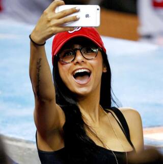 મિયા ખલિફા પોર્ન ઇન્ડસ્ટ્રીઝ છોડી છતાં ઇન્ટરનેટ પર સૌથી વધુ સર્ચ થાય છે. વિશ્વભરમાં બે બિલિયન કરતા વધુ સાઇટનો અભ્યાસ કર્યા બાદ આ રિપોર્ટ સામે આવ્યો હતો. એક વેબસાઇટ દ્ધારા કરાવામાં આવેલી વોટિંગમાં સૌથી વધુ લોકપ્રિય થવા પર લેબનોનના લોકોમાં ગુસ્સો છે. આ વોટિંગથી આખા મિડલ ઇસ્ટમાં ગુસ્સો છે. મિયા ખલિફા વિરુદ્ધ લોકોમાં ખૂબ ગુસ્સો છે. 