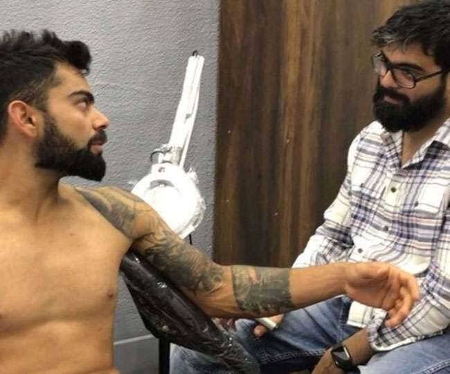 વિરાટ કોહલીનું ટેટુ એલિયન્સે ત્રોફ્યું છે, એલિયન્સ એ મુંબઇની બ્રાન્દ્રામાં આવેલી ટેટુની મોટી ઇન્સ્ટીસ્ટૂટ છે. વિરાટે એલિયન્સમાં પૈસા ચૂકવીને ઓમનું નવું ટેટુ ત્રોફાવ્યું છે.