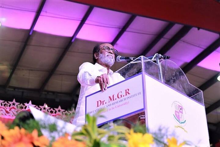 નવી દિલ્લી: દક્ષિણ ભારતીય ફિલ્મોના સુપરસ્ટાર રજનીકાંતે સોમવારે ચેન્નઈ સ્થિત એક કોલેજમાં વિદ્યાર્થીઓને સંબોધન કર્યું હતું. રજનીકાંતે કહ્યું તેઓ સારી રીતે સરકાર ચલાવી શકે છે. સુપરસ્ટાર રજનીકાંતે લોકોને વાયદો કર્યો છે કે તે રાજ્યમાં નેતૃત્વની અછતને દૂર કરશે અને એમજીઆર જેવું શાસન આપશે. તેમણે કહ્યું જયલલિતા નથી રહ્યા, કરૂણાનિધિ બિમાર છે. તેમણે એમજીઆરનુ નામ લેતા કહ્યું તેઓ તેમની જેમ રાજ્યની સેવા કરી શકે છે. તેમણે કહ્યું એમજીઆર જેવા લોકો હજારો વર્ષોમાં એક વખત જન્મે છે. 