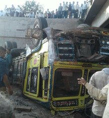 જાન લઈને જઈ રહેલ ટ્રક પુલ પરથી નીચે ખાબકતાં 20થી વધુનાં મોત, તસવીરો જોઈને હચમચી જશો