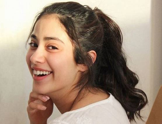 મુંબઇઃ શ્રીદેવીની મોટી પુત્રી જ્હાનવી કપૂર 6 માર્ચે 21 વર્ષથી થઇ ગઇ છે, દર વર્ષે તે પોતાના બર્થડે પોતાના પરિવાર સાથે બહુજ ધામધૂમથી મનાવતી હતી પણ આ વર્ષે પોતાની મમ્મીના નિધાનથી દુઃખી જ્હાનવીને કદાય પોતાનો બર્થડે સેલિબ્રેટ કરવાનું મન ના હોય, પણ પરિવારે તેના માટે એક ખાસ પ્લાન કર્યો છે.