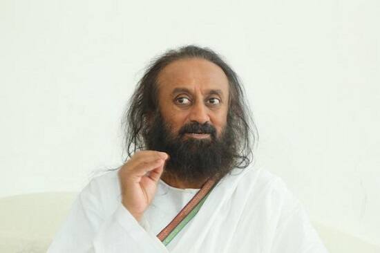 સીરિયામાં હાલ હિંસાનો માહોલ છે અને અનેક બાળકો સહીત હજારો લોકોના મોત નિપજ્યાં છે. સમગ્ર વિશ્વની નજર હાલ સીરિયાના નરસંહાર પર છે ત્યારે શ્રી શ્રી રવી શંકરે દાવો કર્યો છે કે, રામ મંદીરના મુદ્દા પર ધ્યાન નહીં આપો તો ભારતમાં સીરિયા જેવી સ્થિતિ આવતા વાર નહીં લાગે.