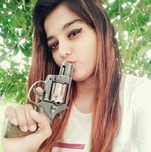 સુરતમાં જાહેરમાં ધારિયા સાથે આતંક મચાવનારી યુવતીને લોકો કેમ કહે છે ફૂલન? કેમ યુવક સાથે ધારિયું લઈને નિકળી હતી બહાર?