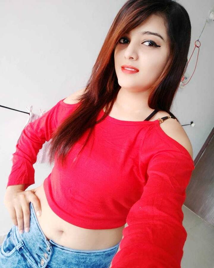 માહિતી પ્રમાણે, શહેરના વરાછા વિસ્તારમાં માથાભારે યુવક અને યુવતીએ સરાજાહેર હાથમાં ચાકુ અને કોયતા જેવા ઘાતક હથિયાર લઇને નીકળી પડ્યા હતા. જેમાં યુવતીની અન્ય હરીફ ગેન્ગ દ્વારા મશ્કરી કરવામાં આવી હોવાના પગલે હથિયારો સાથે રસ્તા ઉપર યુવક અને યુવતી ધસી આવ્યા હતા. 