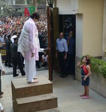 ભીડ વચ્ચેથી રસ્તો કરીને નાની છોકરી અમિતાભના ઘરમાં ઘૂસી ગઈ, બિગ બીએ શું કર્યું?