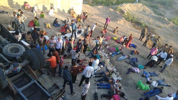 ટ્રક નીચે ખાબકતાં તે અને નીતિન કૂદી જતાં તેઓ બચી ગયા હતા. ટ્રક ડ્રાઇવર નીતિન દુર્ઘટના પછી ડરી જતાં ત્યાંથી ફરાર થઈ ગયો હતો. બીજી તરફ ટ્રક ડ્રાઇવરે દારૂ પીધો હોવાની ચર્ચાએ પણ ભારે જોર પકડ્યું છે. હાલ તો પોલીસે ટ્રક ડ્રાઇવર નીતિનને પકડવાના ચક્ર ગતિમાન કર્યા છે. 