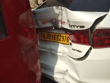 અમદાવાદઃ બે AMTS વચ્ચે ભારત સરકાર લખેલી કારનો નીકળી ગયો કચ્ચરઘાણ