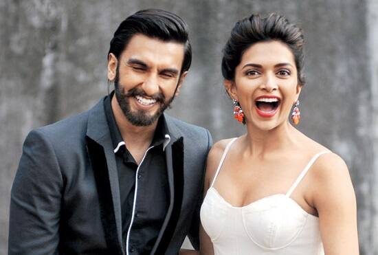 મુંબઈ ખાતે રિસેપ્શન બોલિવૂડ ફ્રેન્ડ્સ માટે કરવામાં આવશે. દીપિકા અને રણવીરના ચાહકો માટે આ એક ખુશખબર હશે. 2 માર્ચના રોજ દીપિકા રણવીરના પરિવાર સાથે લંડન ગઈ હતી. એક સાથે તેઓ લગ્ન માટે કપડાં અને જ્વેલરીની ખરીદી કરી રહ્યાં છે. દીપિકા સાથે રણવીરના અંગરક્ષક પણ છે. 