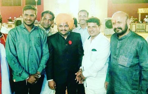 અમદાવાદ: અત્યારે લગ્નની સિઝન ચાલી રહી છે. ત્યારે પાટીદાર અનામત આંદોલનના નેતા હાર્દિક પટેલની સગી બહેન મોનિકા પટેલના લગ્નની તૈયારી વિરમગામમાં કરવામાં આવી હતી. જેમાં છેલ્લા બે દિવસથી લગ્નની તૈયારીઓ ધામધૂમથી કરવામાં આવી હતી. હાર્દિક પટેલની બહેન મોનિકાના લગ્નમાં પાટીદાર સહિત રાજકારણીઓ ઉપસ્થિત રહ્યા હતાં. 