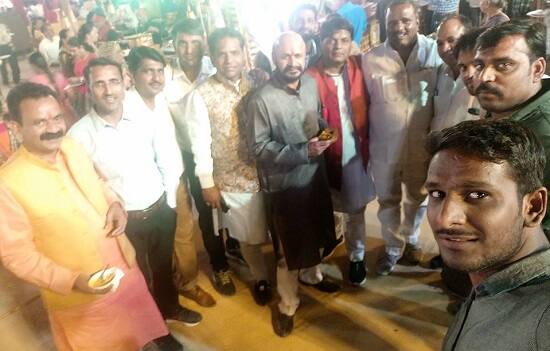 કોંગ્રેસના ધારાસભ્ય હિંમતસિંહ પટેલે પણ આ લગ્નમાં હાજરી આપી હતી. જ્યારે કોંગ્રેસી કોર્પોરટર પણ જોવા મળ્યા હતાં. સુરતના કોંગ્રેસી કોર્પોરેટર નીલેશ કુંભાણીએ પણ હાજરી આપી હતી.