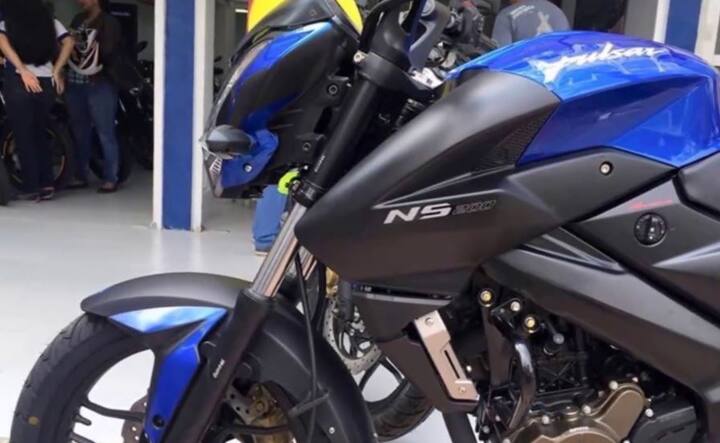 TVS અપાચે 200નો મુકાબલો બજાજની પલ્સર NS200 સાથે થશે. પલ્સર એનએસ200માં એન્ટી લોક બ્રેકિંગ સિસ્ટમની સુવિધા છે અને તેની કિંમત 1.09 લાખ રૂપિયા છે.