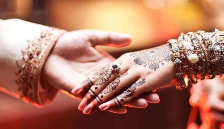 પોલીસના કહેવા મુજબ બંનેના લગ્ન 10 વર્ષ પહેલા થયા હતા. પરંતુ છેલ્લા થોડા વર્ષોથી બંનેના સંબંધ ઠીક નહોતા. પોલીસે અશોક ચક્રવતી સામે હત્યાનો મામલો નોંધ્યો છે. (થમ્બ તસવીરને બાદ કરતાં તમામ તસવીરો પ્રતીકાત્મક છે)