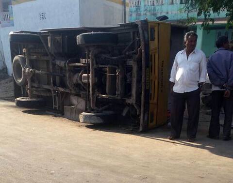 દીવઃ સ્કૂલ બસ પલ્ટી જતાં 12થી વધુ વિદ્યાર્થીઓ ઘાયલ, સારવાર માટે ખસેડાયા દીવઃ સ્કૂલ બસ પલ્ટી જતાં 12થી વધુ વિદ્યાર્થીઓ ઘાયલ, સારવાર માટે ખસેડાયા