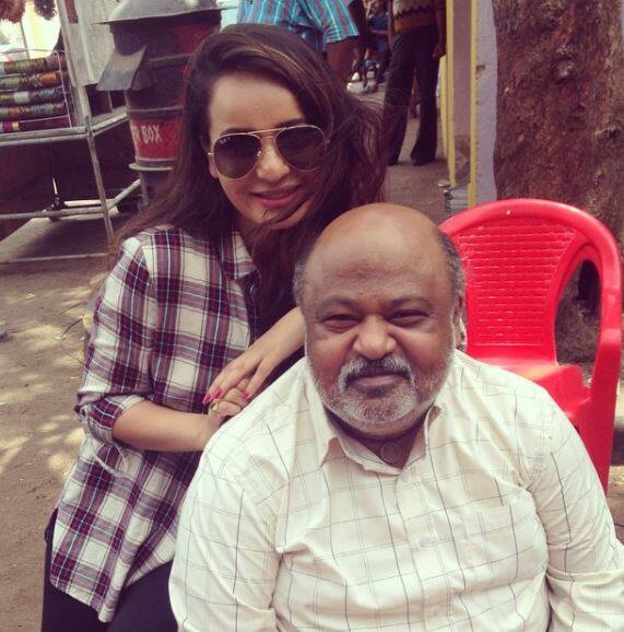 જ્યારે મેં એક વ્યક્તિને પૂછ્યું તો તેણે આ બાળકોને તેમના પેરેન્ટ્સ પાસે યુએસ મોકલવામાં આવી રહ્યા હોવાનું જણાવ્યું. બંને બાળકીઓ ઘણી માસૂમ લાગતી હતી. મને આ લોકોની હરકત બરાબર લાગતી નહોતી.