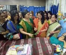 રાજકોટઃ ભાજપે નવજાત દીકરીઓને ચાંદીનો સિક્કો આપ્યો તો કોંગ્રેસના ક્યા નેતાએ સોનું આપ્યું ? જાણો વિગત 