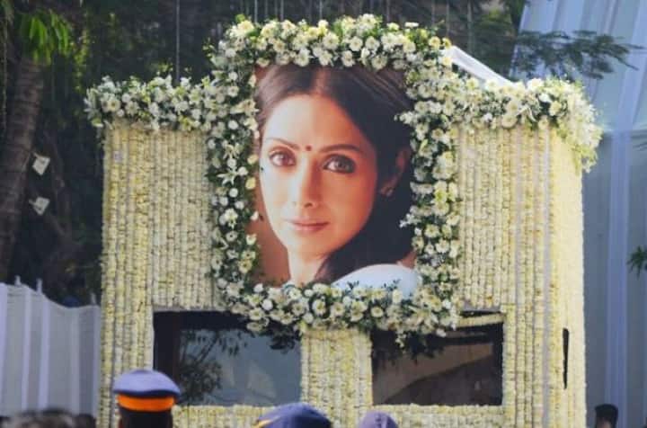  હરિદ્વાર: બોલીવુડ જાણિતી અભિનેત્રી શ્રીદેવીની અસ્થિનું આજે હરિદ્વારમાં વિસર્જિત કરવામાં આવી. વિસર્જન માટે પતિ બોની કપૂર, અનિલ કપૂર સહિત પરિવારના નજીકના સંબંધી અમરસિંહ અને મનીષ મલ્હોત્રા હરિદ્વાર પહોચ્યાં હતા. અગાઉ પણ અસ્થિના કેટલાંક અંશ રામેશ્વરમાં પણ વિસર્જિત કરવામાં આવ્યા હતા.