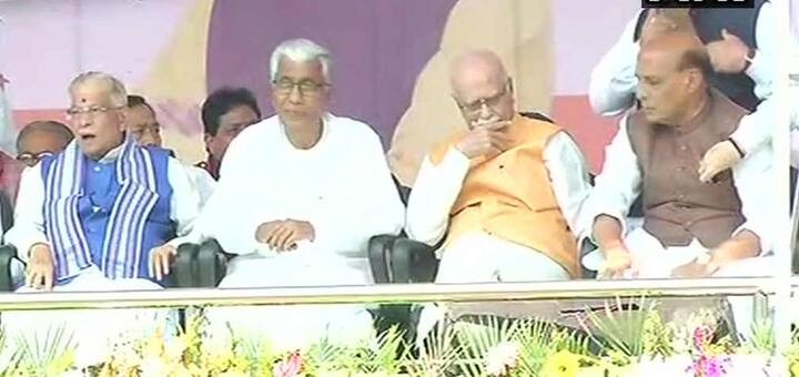 અગરતલામાં બિપ્લબ દેબના શપશ સમારોહમાં રાજ્યના પૂર્વ મુખ્યમંત્રી માણિક સરકાર, ભાજપના વરિષ્ઠ નેતાઓ એલકે અડવાણી અને મુરલી મનોહર જોશી, ગૃહમંત્રી રાજનાથ સિંહ પણ હાજર રહ્યા હતા. 