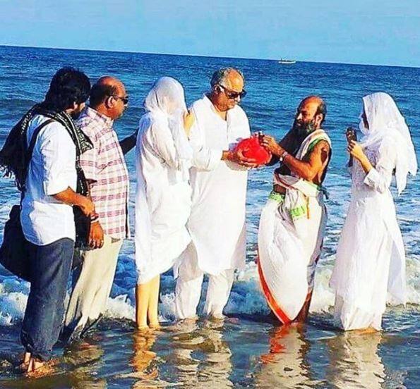 હરિદ્વાર પહેલા રામેશ્વરમના સમુદ્રમાં પણ શ્રીદેવીના અસ્થિનું વિસર્જન કરવામાં આવ્યું હતું. ત્યારે જ્હાન્વી, ખુશી પણ સાથે હતા.