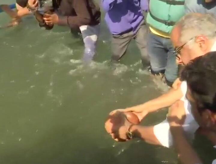 8 માર્ચ, ગુરુવારે બોની કપૂરે હરિદ્વારમાં ગંગા નદીમાં શ્રીદેવીના અસ્થિનું વિસર્જન કર્યું હતું. આ સમયે તે તેના આંસુ રોકી શક્યો નહોતો. હરિદ્વારમાં બોની કપૂર સાથે અનિલ કપૂર, અમર સિંહ પણ હતા.