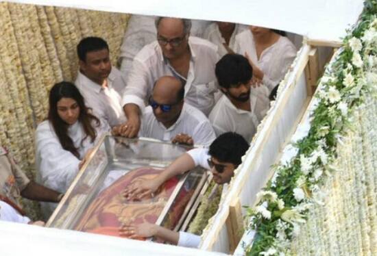 બોની કપૂરે એક ફિલ્મ પ્રોડ્યુસ કરી હતી જે ક્યારેય રિલીઝ થઈ નહોતી. બોની કપૂરનાં કેટલાક સંબંધીઓ સાથે પણ શ્રીદેવીનાં સંબંધો સારા નહોતા. 