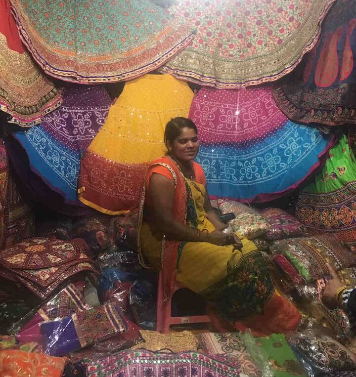 અમદાવાદઃ નરેન્દ્ર મોદી ફેન ક્લબ દ્વારા ગુરુવારે આંતરરાષ્ટ્રીય મહિલા દિવસ નિમિત્તે શેરી-બજારમાં નાનો-મોટો વેપાર કરતી બહેનો સાથે અનોખી ઉજવણી કરવામાં આવી હતી. જેમાં કલબના પ્રમુખ ગ્રીષ્મા ત્રિવેદી સહિત કલબની અન્ય મહિલાઓ દ્વારા સાડી ભેટમાં આપી શેરી-બજારમાં વેપાર કરતી મહિલાઓને સન્માનિત કરવામાં આવી હતી. રાધાબેન લો ગાર્ડનની પ્રખ્યાત ગલીમાં ચણીયા ચોળી વેચે છે. કોઈ ડીગ્રી કે ભાષાનું જ્ઞાન ન હોવા છતાં દુનિયાના કોઈપણ ખૂણેથી આવેલા ગ્રાહક જોડે વાતચીત કરી વેચાણ કરેછે. વેચાણ અને માર્કેટીંગનું ઉમદા ઉદાહરણ છે.