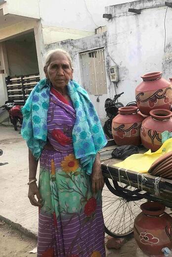 શાંતાબેન વારીયા : છેલ્લા પચાસ વર્ષથી માટલાનો ધંધો કરે છે. આખુ ખાનદાન આ ધંધો કરે છે. પતિના હોવાથી પોતે પોતાનો ખર્ચ ઉપાડે છે. જે કમાય તેમાંથી વહુ પણ આપે છે. કોઈના ઉપર બોજો બનતા નથી. વહુ દિકરાને પણ મદદ કરે છે. 1000 રૂપિયાના વેચાણમાંથી 100 થી 200 રૂપિયાની કમાણી કરે છે.