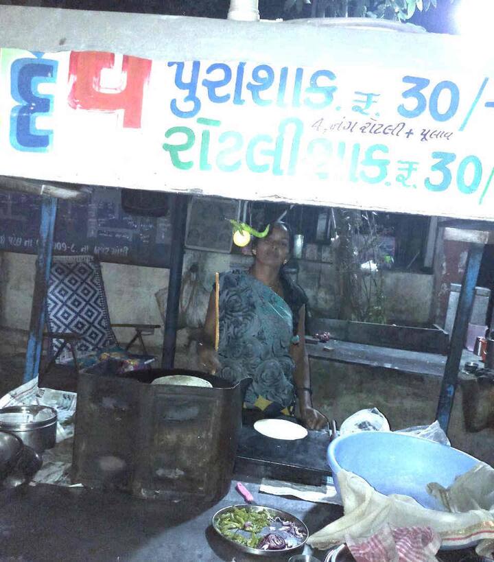 લક્ષ્મીબેન રાઠોડ : ધર્મ અને નીતિમાં માનવાવાળા લક્ષ્મીબેન સરદાર પટેલ સ્ટેડીયમની સામે પુરી શાક બનાવીનેં વેચે છે. દર પૂનમે ગ્રાહકને વર્ષો સુઘી મફત જમાડતા હતા.પતિનું આઠ માસ પહેલા મૃત્યુ થતાં ઘરની બધી જવાબદારી આવી પડી. હવે તેઓ પોતે જ ધંધો સંભાળે છે.