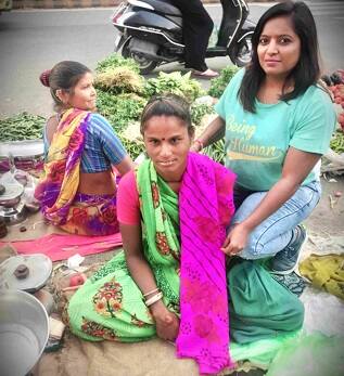 લીનાબેન છેલા : છત્રીસ વર્ષંથી સીઝનેબલ વસ્તુ વેચી ગુજરાન ચલાવેછે. એમને ગમતી લાલ કલરની સાડી જોઈને આનંદિત થઈ ઉઠ્યા હતા.