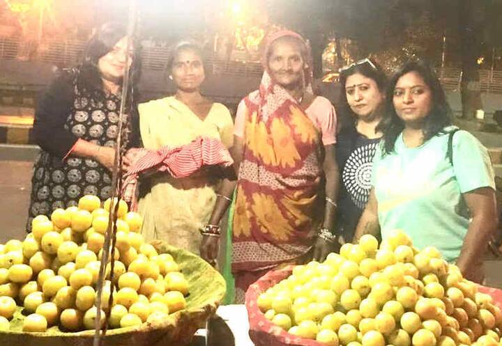 રામીબેન ફુલવારીઃ નવાવાડજ શાક માર્કેટમાં છેલ્લા વીસ વર્ષથી સ્લીપરનો વેપાર કરે છે. એમના પતિ પણ આજ વેપાર કરે છે બીજા માર્કેટમાં રોજના માંડ 50 થી 100 કમાય છે. ચોમાસામાં ઘરે વહેલા આવવુ પડે છે. બે દિકરા ને એક દિકરી ને સારી સ્કુલમાં ભણાવવા માટે વેપાર કરે છે.