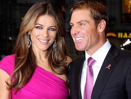 ક્રિકેટમાં સ્પિન બોલિંગ દ્વારા ભલભલા બેટ્સમેનોને આઉટ કરી દેનારો શેન વોર્નનું લગ્ન જીવન 10 વર્ષના ગાળા બાદ ભાંગી પડ્યું હતી. પતિના લફરાંથી કંટાળી જઈને શેન વોર્નની પત્ની સિમોને છૂટાછેડા લઈ લીધા હતા. જે બાદ તેણે બ્રિટિશ એક્ટ્રેસ લિઝ હર્લી સાથે સગાઇ કરી હતી પરંતુ થોડાં જ દિવસોમાં બંને અલગ થઈ ગયા હતા.