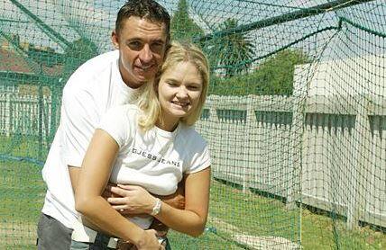 સાઉથ આફ્રિકાના ફાસ્ટ બોલર આંદ્રે નેલનું જેલેના કુલ્ટિયાસોવા સાથેનું અફેર ઘણું ચગ્યું હતું. લંડનમાં કાઉન્ટી ક્રિકેટ રમવા ગયેલા આંદ્રે નેલની આંખ સેલિબ્રિટી નાઇટક્લબ મોવિડામાં કામ કરતી જેલેના સાથે મળી ગઇ હતી. આંદ્રેએ આ છોકરીને પોતે કુંવારો હોવાનું જણાવી રોમાન્સ કરવા લાગ્યો. જ્યારે તેની ગર્લફ્રેન્ડને ઈન્ટરનેટ દ્વારા નેલની સચ્ચાઈ જાણવા મળી ત્યારે તેના પગ તળેથી ધરતી સરકી ગઈ હતી. જે બાદ તેણે નેલ સાથે છેડો ફાડી નાંખ્યો હતો. આ ઘટનાના એક મહિના બાદ ઓક્ટોબર 2010માં આંદ્રે નેલે સુસાઇડની પણ કોશિશ કરી હતી. 