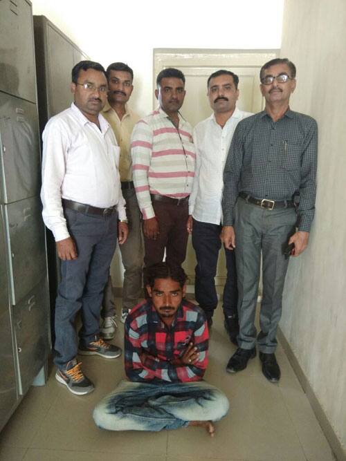 ટ્રક નીચે ખાબકતાં તે અને નીતિન કૂદી જતાં તેઓ બચી ગયા હતા. ટ્રક ડ્રાઇવર નીતિન દુર્ઘટના પછી ડરી જતાં ત્યાંથી ફરાર થઈ ગયો હતો. બીજી તરફ ટ્રક ડ્રાઇવરે દારૂ પીધો હોવાની ચર્ચાએ પણ ભારે જોર પકડ્યું હતું. જોકે, હજુ સુધી અકસ્માતનું સાચું કારણ સામે આવ્યું નથી. હવે ડ્રાઇવરની પૂછપરછ પછી વધુ વિગત સામે આવશે. 