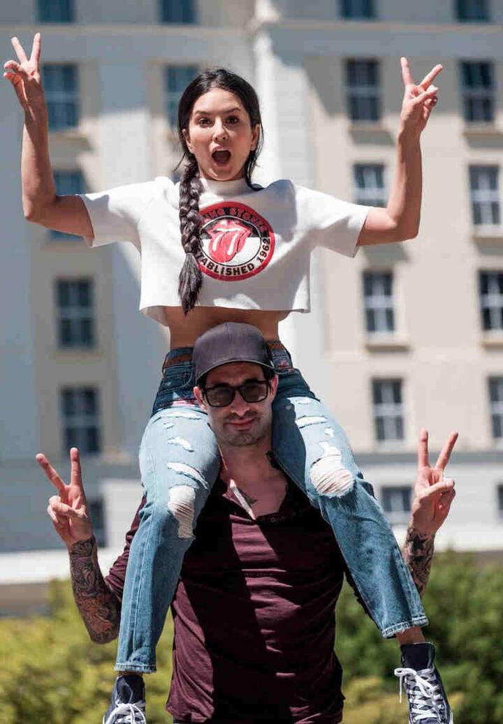 2008માં સનીના માતા અને 2010માં કેન્સરના કારણે પિતાનું મોત થયું. 2011માં સનીએ ડેનિયલ વેબર સાથે લગ્ન કર્યાં. The Disparrows મ્યૂઝિકલ રોક બેન્ડના લીડ ગિટારિસ્ટ ડેનિયલ સનીના મેનેજર પણ છે. ડેનિયલના માતા-પિતા અમેરિકામાં રહે છે. મોટાભાગે સની પોતાના સાસુ-સસરાની પાસે વેકેશન મનાવવા જાય છે.