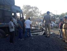 રાજકોટઃ ડમ્પરનું ટાયર ફાટતાં સર્જાયો અકસ્માત, કારનું વળી ગયું પડીકું, 2નાં મોત