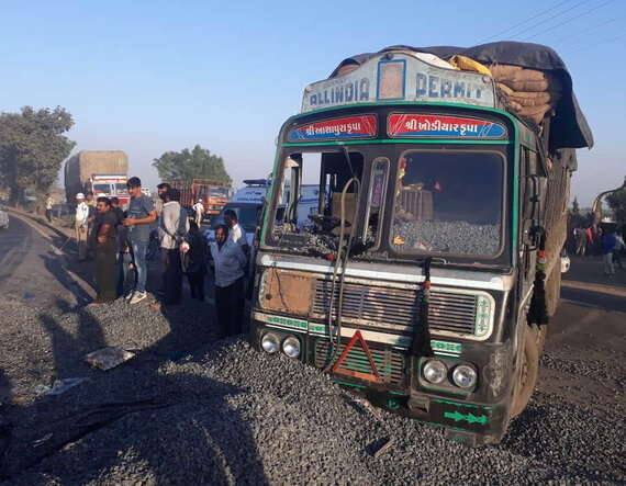 અકસ્માત બાદ હાઇવે પર કપચીનો ઢગલો થઈ ગયો હતો. જેના કારણે ટ્રાફિકજામ થયો હતો અને વાહનચાલકોને મુશ્કેલી પડતી હતી.