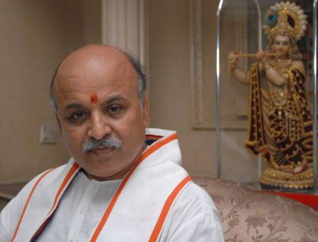 સુરતઃ વિશ્વ હિન્દુ પરિષદના આંતરરાષ્ટ્રીય કાર્યકારી પ્રમુખ ડો.પ્રવીણ તોગડિયાની કાર સાથે ટ્રકનો અકસ્માત થવાની ઘટનામાં સલામતીમાં બેદરકારી દાખવામાં બદલ એલઆઈબીના પોલીસ સબ ઈન્સ્પેકટર સહિત ત્રણેને એસપી ડો.મહેશ નાયકે સસ્પેન્ડ કર્યા છે.