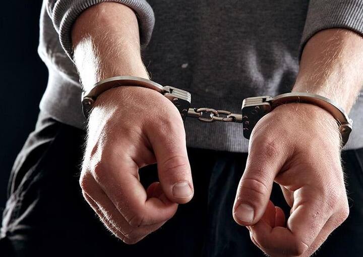 ઘટનાનો ખુલાસો થયા બાદ આરોપીએ જણાવ્યું કે, તેની પુત્રી છોકરા સાથે વાત કરે તે પસંદ નહોતું. જેને લઈ ઘણી વખત તેને ટોકવામાં પણ આવી હતી. તેમ છતાં છોકરા સાથે વાત કરતી રહી અને ઘટનાના દિવસે પણ ખોટું બોલીને તેને મળવા પહોંચી ગઈ હતી. જેથી છોકરાને મારી નાંખવાનું મનોમન નક્કી કરી લીધું હતું પણ તે ભાગી ગયા બાદ પુત્રીને પાઠ ભણાવવાનું નક્કી કરી લીધું અને ઘટનાને અંજામ આપ્યો હતો. (તસવીરો પ્રતીકાત્મક છે)