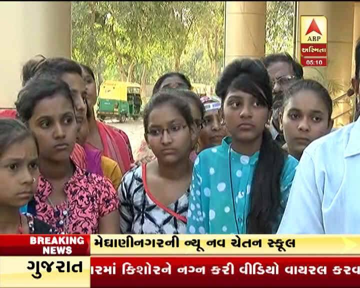 અમદાવાદ: મેઘાણીનગરમાં આવેલ ન્યૂ નવચેતન સ્કૂલની મંજૂરીને લઈને થયેલા વિવાદ બાદ આખરે રાજ્ય સરકારે કાર્યવાઈ કરી છે. ફરિયાદ બાદ મેઘાણીનગર પોલીસે આ કેસમાં ટ્રસ્ટી હરીશ દેસાઈ અને સુરેશ દવેની ધરપકડ કરી છે. જ્યારે બે ટ્રસ્ટીઓ ફરાર થઈ ગયા છે જેની શોધખોળ હાથ ધરી છે.