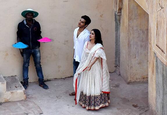 ફિલ્મના પ્રથમ ભાગનું શૂટિંગ મુંબઈમાં ચાલી રહ્યું છે. જણાવીએ મુંબઈમાં શૂટિંગ ખત્મ થયા બાદ તેના બાકીના ભાગનું શૂટિંગ કોલકાતામાં થશે. આ અહેવાલની પુષ્ટિ ફિલ્મના ડાયરેક્ટર શશાંક ખેતાને ખુદ કરી છે.