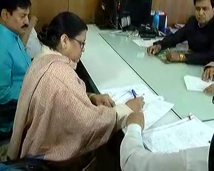 ગાંધીનગરઃ કોગ્રેસના રાજ્યસભાના ઉમેદવાર નારણ રાઠવા ફોર્મ ભરી દીધું છે. અગાઉ ફોર્મ ભરવા માટે જરૂરી દસ્તાવેજો ન હોવાના કારણે તેમના ફોર્મ ભરવામાં વિલંબ થઇ રહ્યો હતો. સૂત્રોના મતે નો ડ્યુ સર્ટિફિકેટ ન હોવાના કારણે રાઠવાની ફોર્મ ભરવામાં વિલંબ થયો હતો. 