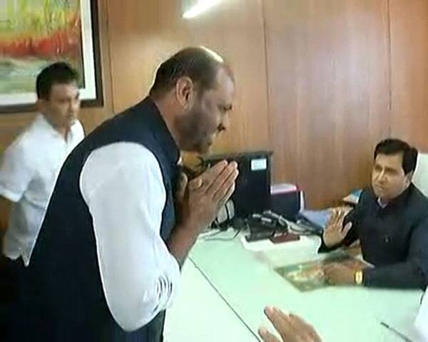 નારણ રાઠવાનું ઉમેદવારીપત્ર રદ ન થાય અને કિરીટસિંહ રાણા પણ ઉમેદવારી નોંધાવે એ સંજોગોમાં રાજ્યસભા માટે ચૂંટણી યોજાશે અને ગુજરાતના ધારાસભ્યોએ મતદાન કરવાનું થશે. અત્યારે જે સ્થિતિ છે, તેમાં બંને પક્ષના બે-બે ઉમેદવાર જીતી શકે તેમ છે.