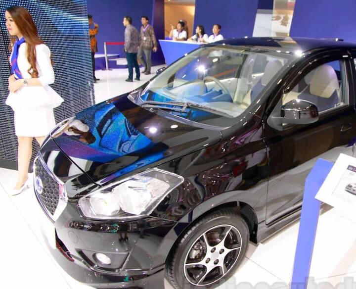 આ બંને કારમાં 9 નવા ફીચર્સ ઉમેરવામાં આવ્યા છે. જેમાં રિમોટ કી-લેસ એન્ટ્રી, હેન્ડસ ફ્રી બ્લૂટૂથ ઓડિયો, સ્ટાઇલિશ સીટ કવર, ઓલ બ્લેક ફ્રન્ટ ગ્રિલ, સ્ટાઇલિશ બ્લેક વ્હીલ કવર્સ, પિયાનો બ્લેક ઈન્ટીરિયર, રિયરમાં સ્પોર્ટી સ્પોઇલર, સ્ટાઇલિશ ક્રોમ એક્સહોસ્ટ ફિનિશર અને ક્રોમ બંપર બેજલ સામેલ છે.