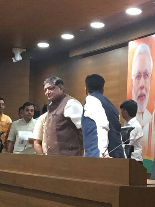 નવી દિલ્લી: સમાજવાદી પાર્ટીના મહાસચિવ અને દિગ્ગજ નેતા નરેશ અગ્રવાલ ભાજપમાં સામેલ થયા છે. નરેશ અગ્રવાલનું ભાજપમાં જવુ સમાજવાદી પાર્ટી માટે એક મોટા ઝટકા સમાન છે. નરેશ અગ્રવાલ રાષ્ટ્રીય રાજનીતિમાં સપાનો મુખ્ય ચહેરો છે.