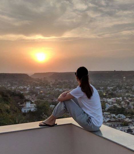 લગ્ન બાદ વિરાટ અને અનુષ્કાએ વર્લીમાં ફ્લેટ ખરીદ્યો હતો. અને બંને જ્યારે પણ તેમનાં શેડ્યુલમાંથી પરત ફરે ત્યારે અહીં સાથે રહે છે.
