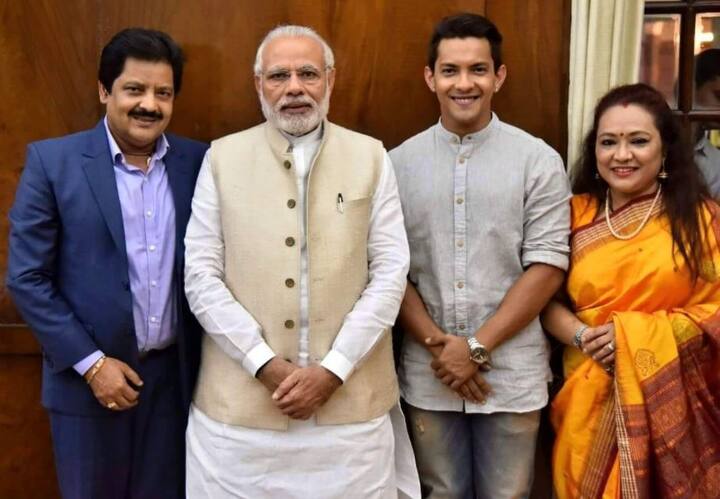 ઉદિત નારાયણે પત્ની અને પુત્ર સાથે વડાપ્રધાન મોદીની મુલાકાત કરી ત્યારની ફાઇલ તસવીર.
