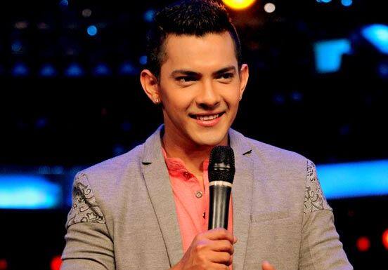 મુંબઈઃ બોલીવુડના જાણીતા સિંગર ઉદિત નારાયણના દીકરા આદિત્ય નારાયણની આજે મુંબઈ પોલીસ દ્વારા ધરપકડ કરવામાં આવી હતી. અંધેરીના લોખંડવાલા સર્કલ નજીક રિક્ષા સાથે કાર અથડાવ્યા બાદ તેની સામે આઈપીસીની કલમ 338 & 279 અંતર્ગત કેસ દાખલ કરવામાં આવ્યો હતો.