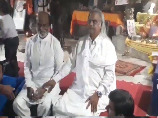 રજનીકાતં એક ભાષણ દરમિયાન કહ્યું હતું કે તમિલનાડૂના રાજકારણમાં લીડરશિપનો અભાવ છે અને તેની જગ્યા પૂર્ણ કરવા માટે તેમણે રાજકીય પાર્ટીની શરૂઆત કરી છે. તેમના સાથી કલાકાર મહાનાયક કમલ હાસને પણ પોતાની પાર્ટી મક્કલ નિધિ મૈયમની શરૂઆત કરી છે.