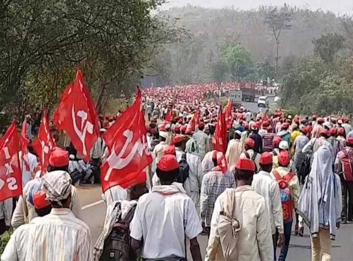 મુંબઇઃ માકપાનું ખેડૂત સંગઠન અખિલ ભારતીય ખેડૂત સભા દ્વારા નાસિકથી મુંબઇ સુધી કાઢવામાં આવેલા મોર્ચા બાદ દબાવમાં આવેલી મહારાષ્ટ્ર સરકારે આંદોલનકારી ખેડૂતોની મોટાભાગની માંગો માની લીધી, મુખ્યમંત્રી દેવેન્દ્ર ફડણવીસ તથા ખેડૂતોના પ્રતિનિધિમંડળની વચ્ચે 3 કલાક સુધી બેઠક ચાલી. સરકારના લેખિત આશ્વાસન બાદ આંદોલન સમાપ્ત થયું. સરકારનું કહેવું છે કે તેમને ખેડૂતોની 90 ટકા માંગ મંજૂર કરી લીધી છે. જાણો કઇ કઇ માંગો પર રાજી થઇ મહારાષ્ટ્ર સરકાર...